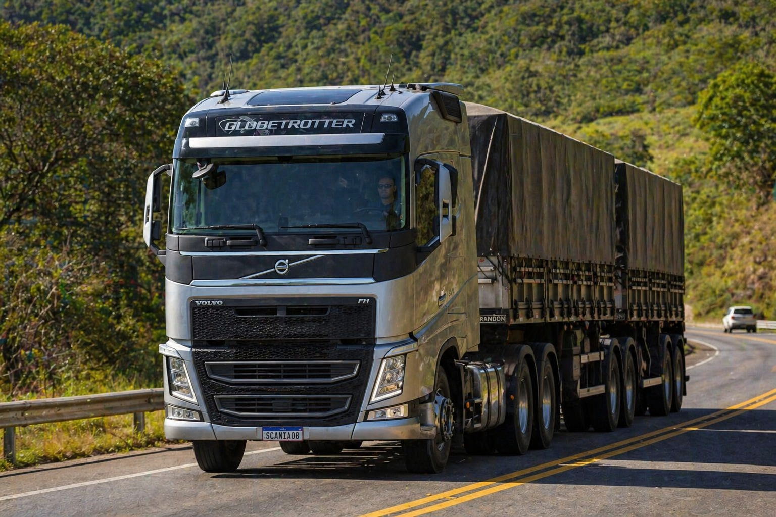 Volvo FH 540 Globetrotter em rodovia brasileira