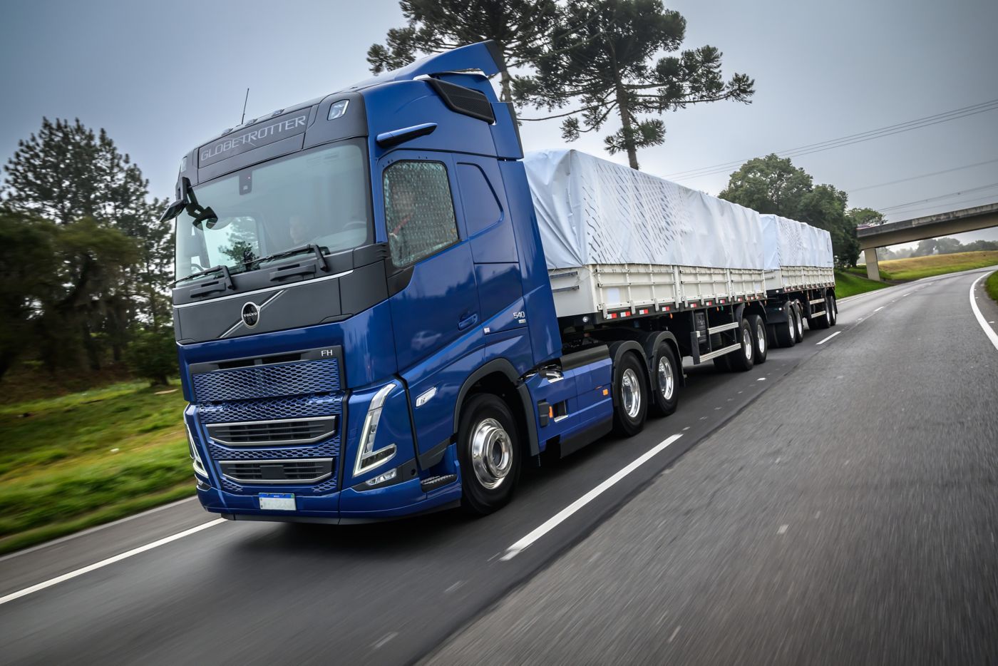 Volvo FH 540 Globetrotter azul em rodovia brasileira