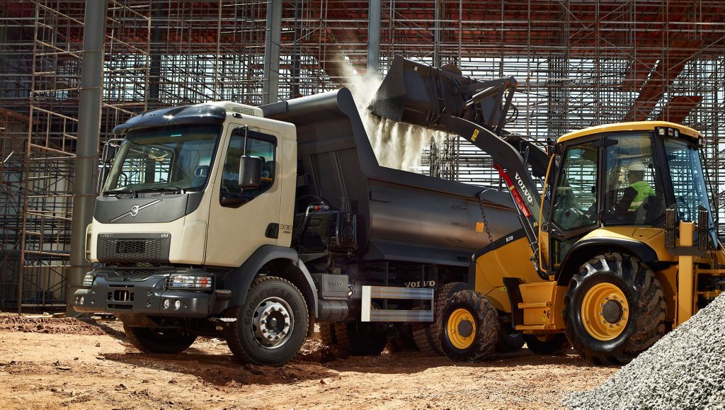 Volvo VM em operação de canteiro de obras